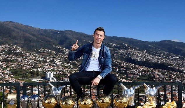 شکست جبران ناپذیر لیونل مسی از کریس؛ جایزه بهترین بازیکن تمام تاریخ برای رونالدو شد!