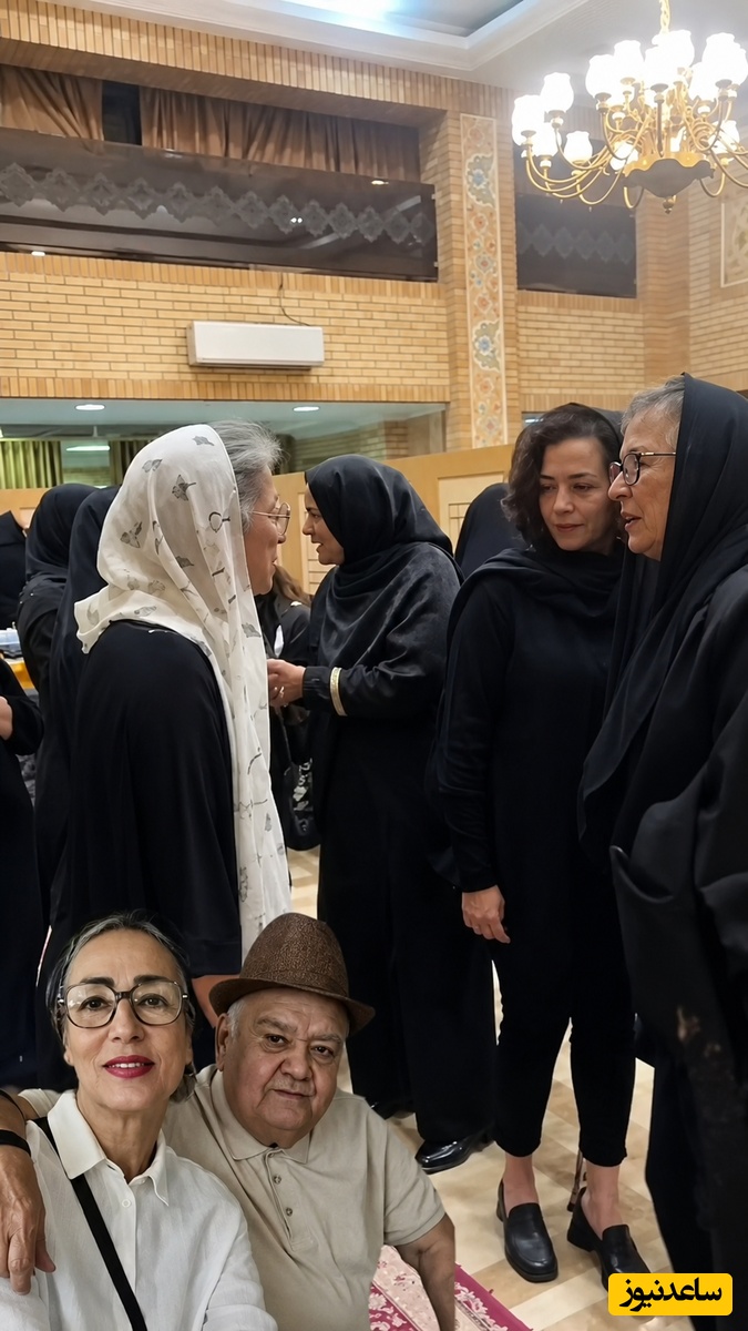 ببینید| لحظاتی همراه با مراسم ختم اکبر عبدی قبل از خاکسپاری؛ از شال سفید رنگ همسر آقای بازیگر تا دلداری دادن همسر سابق و دختر محمدرضا شریفی‌نیا