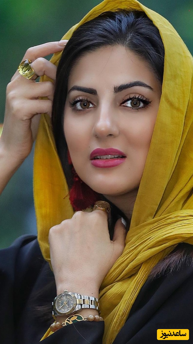 هلیا امامی در حال زمزمه موسیقی مورد علاقه خود با استایل خیابونی : کلاه و پیراهن چهارخونه!