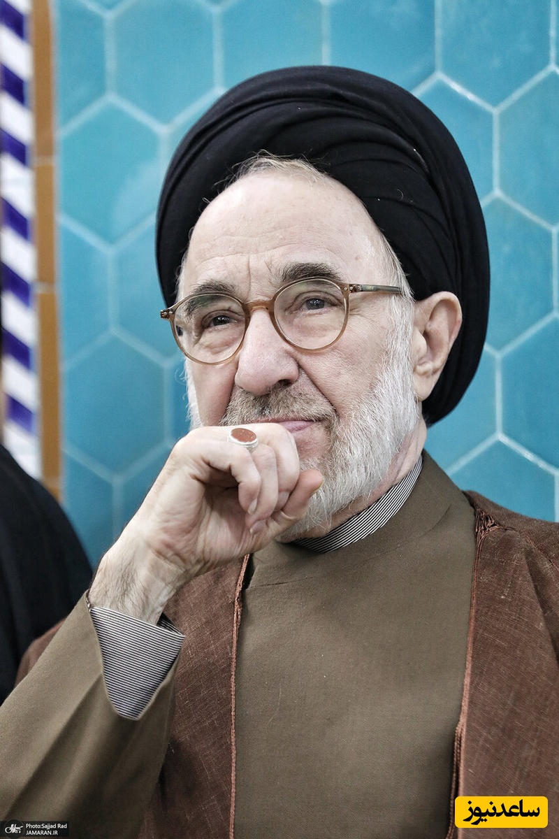 تیپ و استایل خاص سیدمحمد خاتمی در مراسم ختم خواهرش؛ از جورابهایی بنفش رنگ تا ست کردن رنگ فریم عینک با رنگ قبا!+عکس
