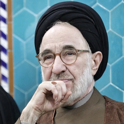 تیپ و استایل خاص سیدمحمد خاتمی در مراسم ختم خواهرش؛ از جورابهایی بنفش رنگ تا ست کردن رنگ فریم عینک با رنگ قبا!+عکس