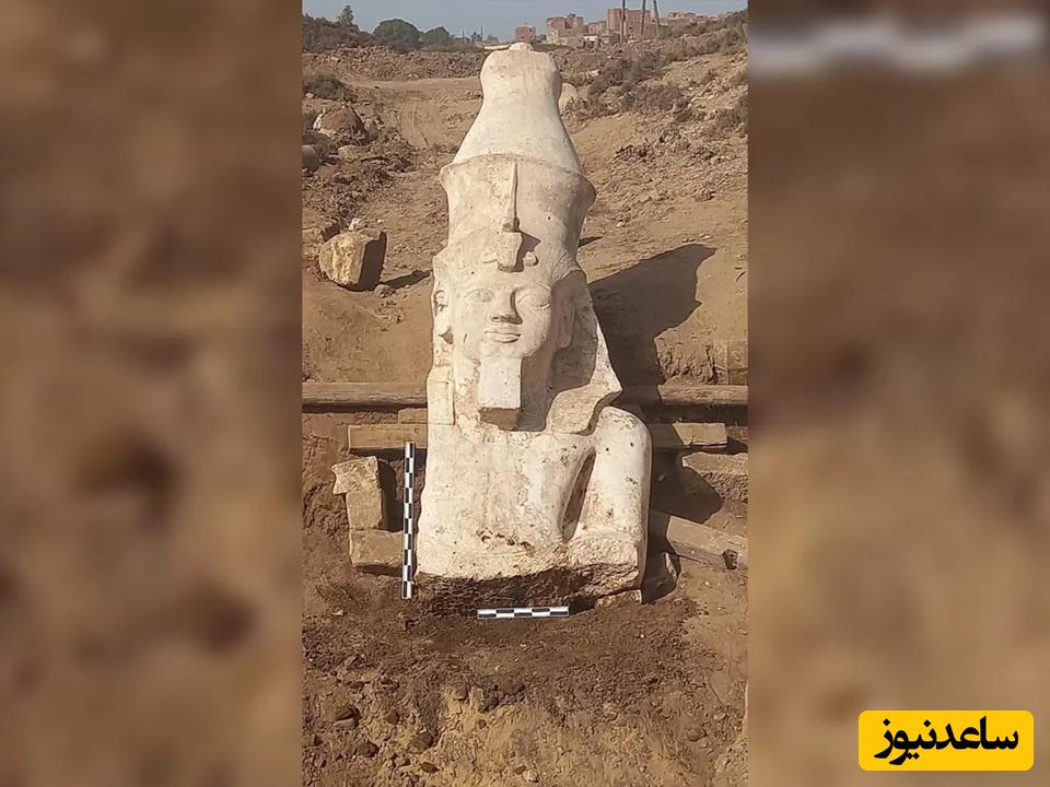 بخشی از یک تندیس سنگ‌آهکی رامسس دوم که توسط هیأت مشترک باستان‌شناسی مصر و آمریکا در الاشمونین در جنوب شهر منیا مصر کشف شده است. این تصویر در تاریخ 4 مارس 2024 توسط وزارت آثار باستانی مصر منتشر شده است 