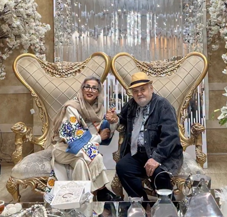 نگاهی به چیدمان منزل شاهانه و مجلل «اکبر عبدی» کمدین محبوب و همسرش/ از مبلمان سلطنتی و مدرن تا لوسترهای برنجی و ساعت مدرن