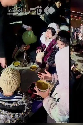 وقتی اصفهانی‌ها به مرام مهمان داری از مدافعان وطن افطاری را کف خیابان می‌آورند/ این جمع گرم و صمیمی را ببینید+ ویدیو