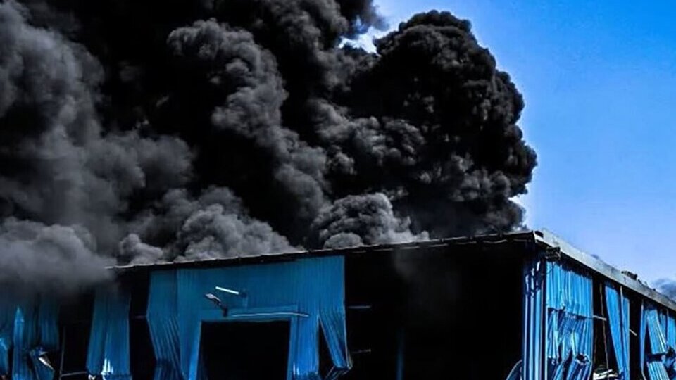 کارخانه اسنوا در آتش سوخت / خسارت زیان بار به سوله های تولید فوم + تصاویر