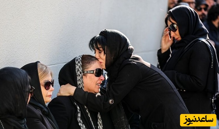 نگاهی به سینی تزئین شده خرما و قاب عکس همسر مرحوم زیبا بروفه و گل ختم روی میز عزای شیک و باکلاسش/روحش شاد🖤