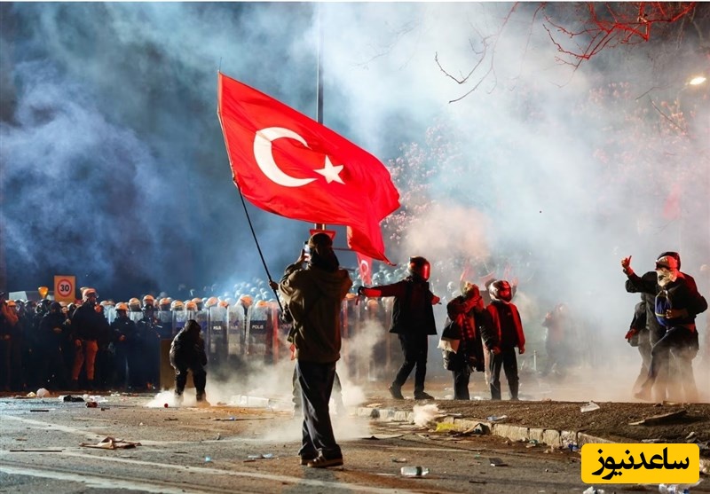 اعتراض مردم ترکیه زیر سایه ماه خونین؛ فشارها بر اردوغان شدت گرفت+ویدیو