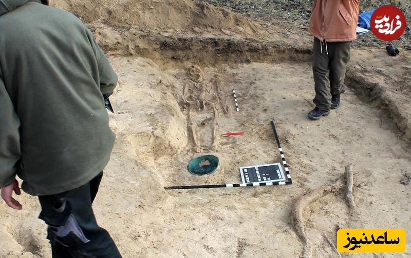 مقبرۀ یکی از جنگجویان و بزرگان اسلاو؛ شمشیر و کاسۀ برنزی دفن شده به همراه جسد در تصویر دیده می‌شوند.