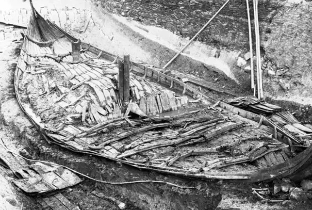 کشتی اوزبِرگ که در یک مزرعه در تونسبِرگ یافت شد، از 2.000 قطعه بازسازی شد. اتاقک مرکزی دفن شامل دو زن، گنجینه‌ها، منسوجات و سطل بودا میشد