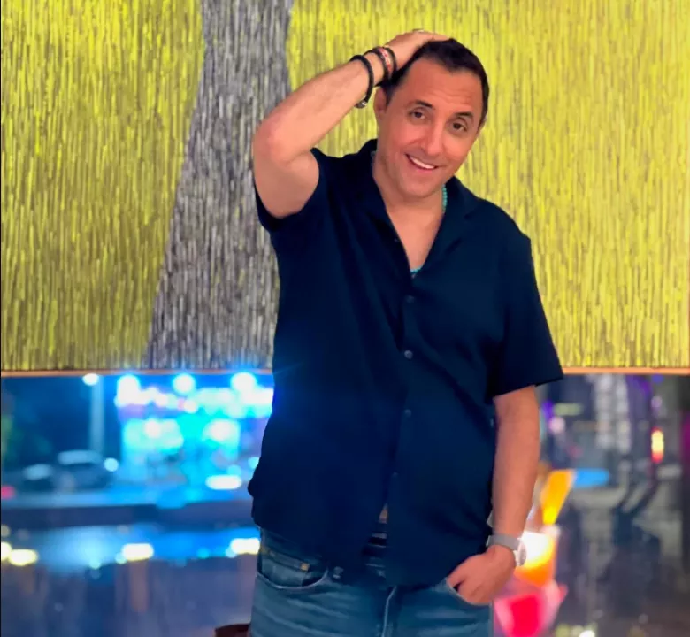 تغییر چهره امیرحسین رستمی با موی بلوند و لنز رنگی؛ قیافه بازیگر 49 سالگی حتی برای مادرش هم قابل شناسایی نیست!+عکس