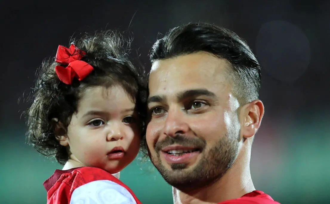 ولنتاین زیبای سروش رفیعی، ستاره پرسپولیس همراه با دسته گُل شیک قرمزرنگ/ عشقتون پایدار+عکس