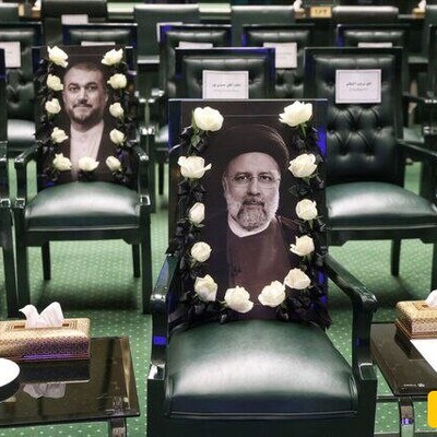 تصاویری از گلباران صندلی شهید رئیسی و شهید امیرعبداللهیان در مراسم افتتاحیه دوازدهمین دوره مجلس