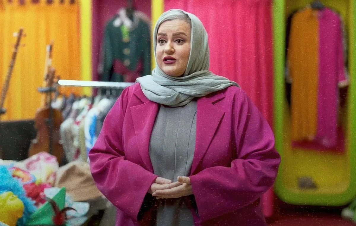 گریم مامان‌بزرگی نعیمه نظام دوست در کنار بهترین پزشک دنیا در پشت صحنه محله گل و بلبل / قبول دارین زیادی بهش میاد؟