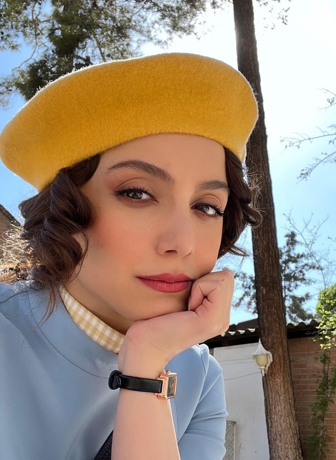 نگاهی به گریم سنگین و بازی عالی نازنین بیاتی که حس اضطراب رو به خوبی به بیننده منتقل میکنه