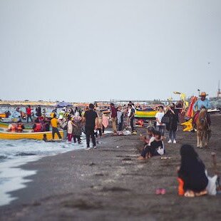 گرمای هوا و هجوم افراد بی حجاب به سواحل داغ شمال برای شنا +عکس