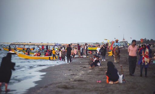 گرمای هوا و هجوم افراد بی حجاب به سواحل داغ شمال برای شنا +عکس