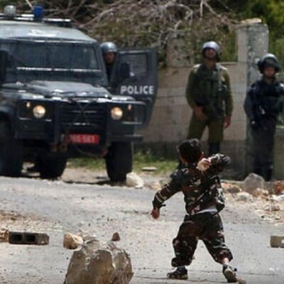 (فیلم) شجاعت عجیب کودک فلسطینی در مقابل سربازان مسلح اسرائیلی / نیم کیلو باش ولی مرد باش!