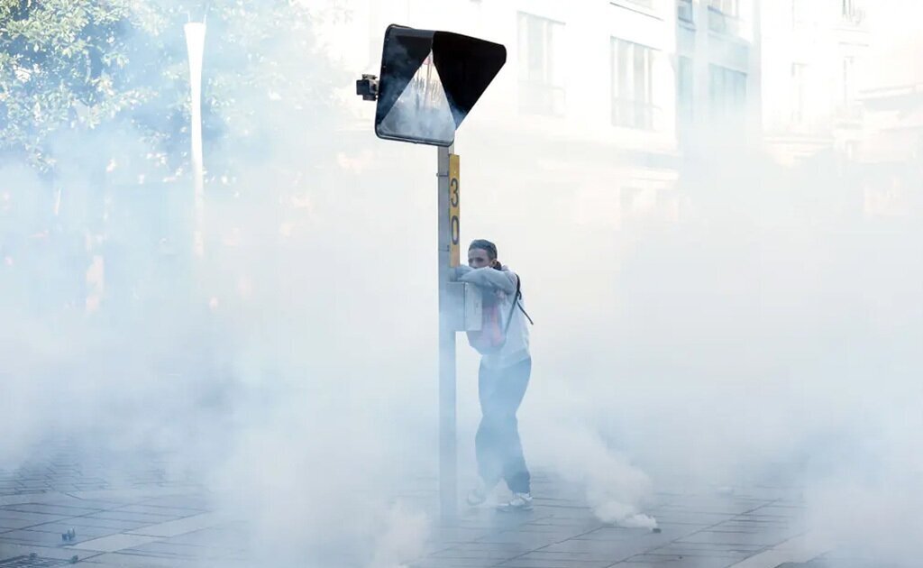 معترض در میان گاز اشک آور