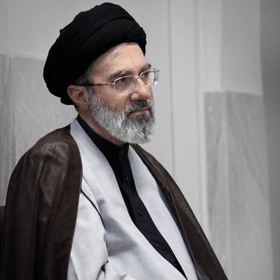 ببینید| لحظه دردناک باخبر شدن محمدباقر، فرزند رهبر معظم انقلاب از شهادت مادر و پدربزرگشان؛ از روضه‌خوانی برای مادر تا کشیدن کار به بیمارستان پس از...