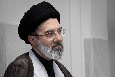 ببینید| لحظه دردناک باخبر شدن محمدباقر، فرزند رهبر معظم انقلاب از شهادت مادر و پدربزرگشان؛ از روضه‌خوانی برای مادر تا کشیدن کار به بیمارستان پس از...