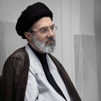 ببینید| لحظه دردناک باخبر شدن محمدباقر، فرزند رهبر معظم انقلاب از شهادت مادر و پدربزرگشان؛ از روضه‌خوانی برای مادر تا کشیدن کار به بیمارستان پس از...