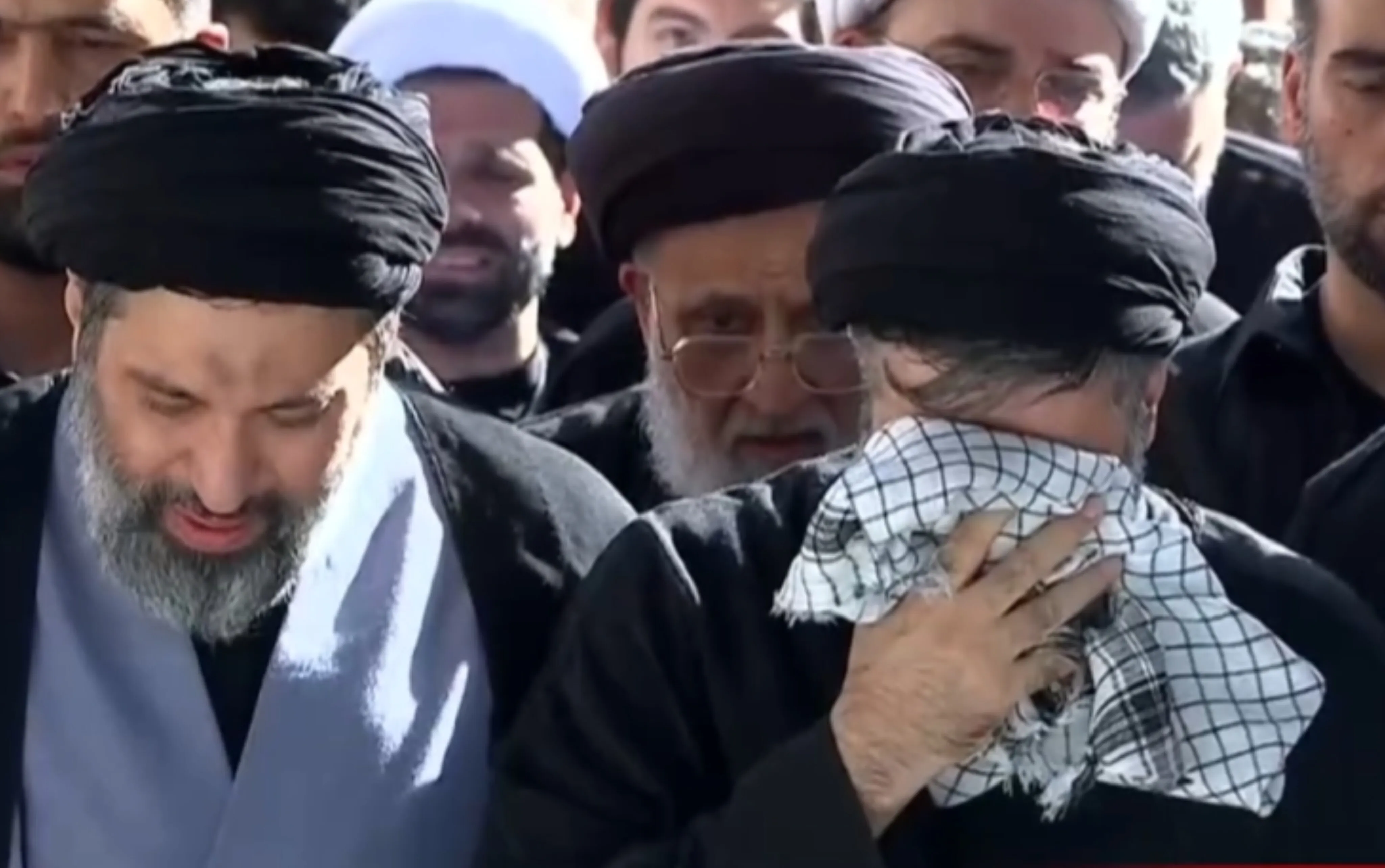 ببینید| وقتی «کوررنگی سیاسی» رسوایی به بار می‌آورد؛ فرزندان رهبر شهید انقلاب در صف اول، شایعات در صف آخر!
