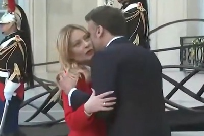 استقبال بیش از حد صمیمی و غیررسمی مکرون  از نخست وزیر ایتالیا به خبرسازترین خوش‌آمدگوییِ قرن تبدیل شد!+فیلم