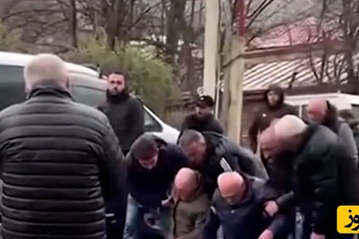 صحنه جگرسوز زانو زدن ملتمسانه خانواده قاتل در برابر خانواده مقتول دل یک دنیا را لرزاند / این ویدئو اشک به چشمانتان خواهد آورد