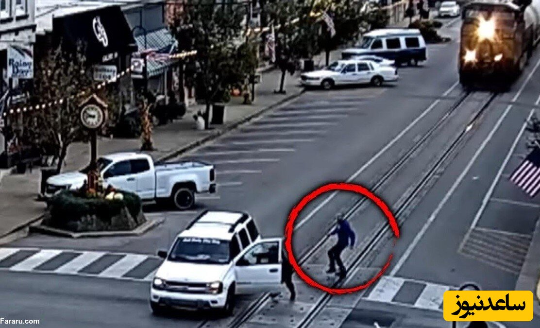 (ویدئو) گیر افتادن نفس‌گیر یک خودروی شاسی‌بلند روی ریل قطار