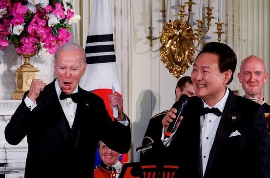 آوازخوانی رییس جمهوری کره جنوبی در ضیافت شام کاخ سفید/ رویترز