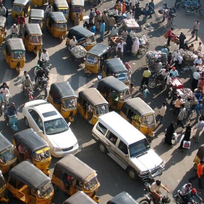 وضعیت رانندگی وحشتناک و عجیب در هند که با دیدن آن شوکه خواهید شد+ویدئو/ چه جوری با هم تصادف نمیکنن آخه