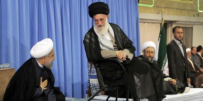 لحظاتی دیدنی از نماز خواندن رهبر شهید انقلاب و حسن روحانی بر روی عرشه یک کِشتی جنگی +عکس