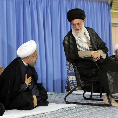 لحظاتی دیدنی از نماز خواندن رهبر شهید انقلاب و حسن روحانی بر روی عرشه یک کِشتی جنگی +عکس