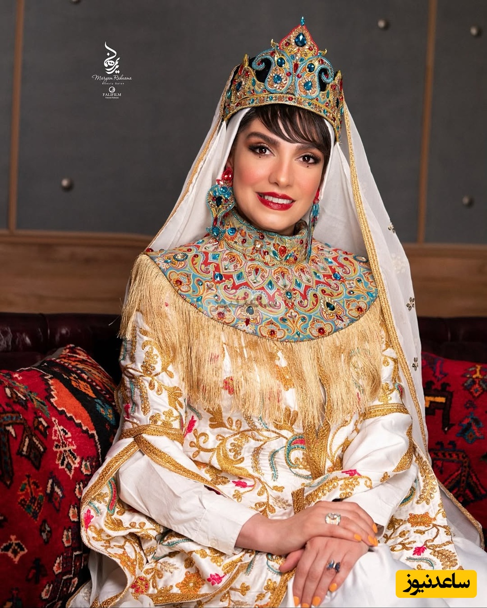 مراسم عقد الیکا عبدالرزاقی و امین زندگانی این چنین برگزار شد؛ از پهن کردن سفره عقد ساده به سبک دهه 80 و حضور هدیه تهرانی به عنوان مهمان ویژه تا استایل عجیب عروس و داماد+فیلم سالگرد ازدواجشان