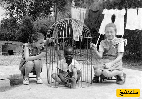 یک کودک سیاه پوست در قفس