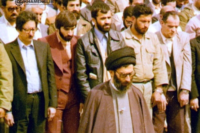 نگاهی به نماز جمعه تاریخی رهبر شهید انقلاب زیر باران در 7 فروردین 1360؛ کودکانی که عیدی خود را به جبهه اهدا می‌کنند + فیلم