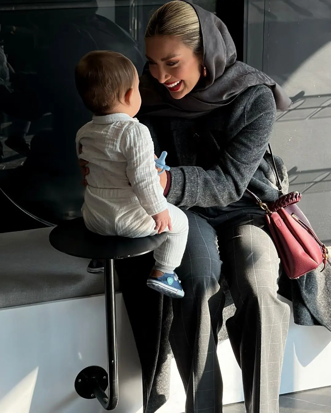 (عکس) طرح خاص بشقاب سنتی مینا مختاری، همسر بهرام رادان با تزئین گلبرگ