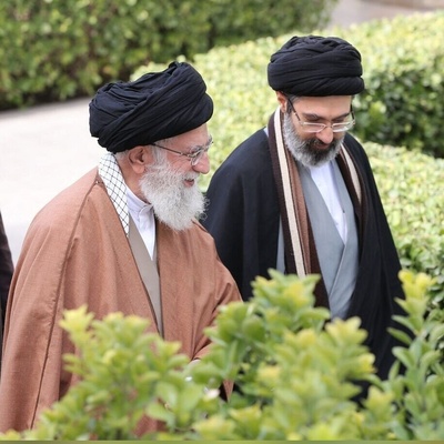 ببینید| پشت‌پرده یک مکالمه میان پدر و پسر؛ چرا رهبر شهید انقلاب استفاده از این کلمه را برای آیت‌الله سیدمجتبی خامنه‌ای قدغن کردند؟