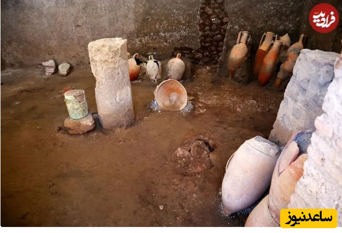 گلدان مصری در کنار سایر ظروفی که در آشپزخانۀ اغذیه‌فروشی کشف شده‌اند