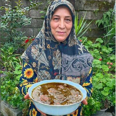 آموزش سبزی فسنجون یا مرغ ترش مازندرانی در طبیعت سرسبز با هنر آشپزی بانوی ایرانی+فیلم /این غذا خوردن داره😍