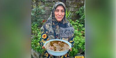 آموزش سبزی فسنجون یا مرغ ترش مازندرانی در طبیعت سرسبز با هنر آشپزی بانوی ایرانی+فیلم /این غذا خوردن داره😍