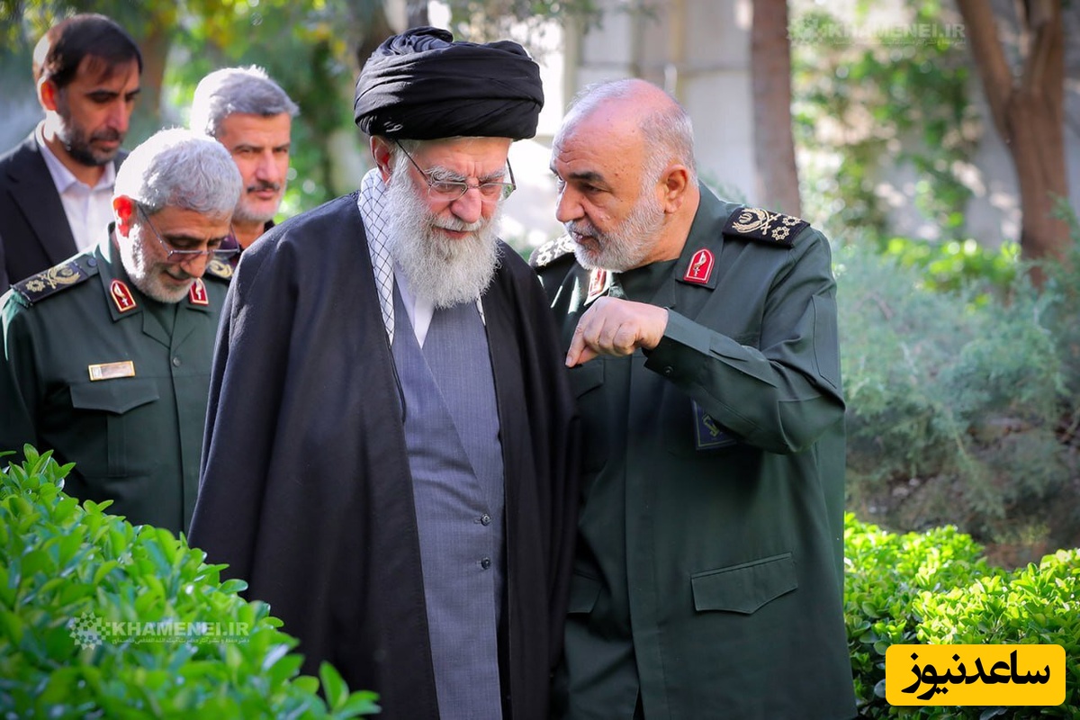 پوتین خاکی، لباس خاکی، پلاک و کلاهی که سپهبد سلامی هنگام شهادت بر تن داشتند، حالا در پذیرایی منزلش؛ روایت یک زندگی که با خاک وطن پیوند خورد+عکس