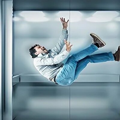 لحظه هولناک سقوط مرد جوان حین حرکت کردن آسانسور +ویدئو