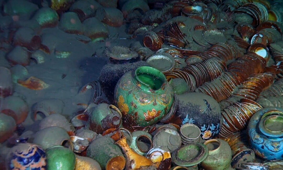 تصاویر کشف گنجینۀ حیرت‌انگیز «ظروف چینی» در اعماق دریا