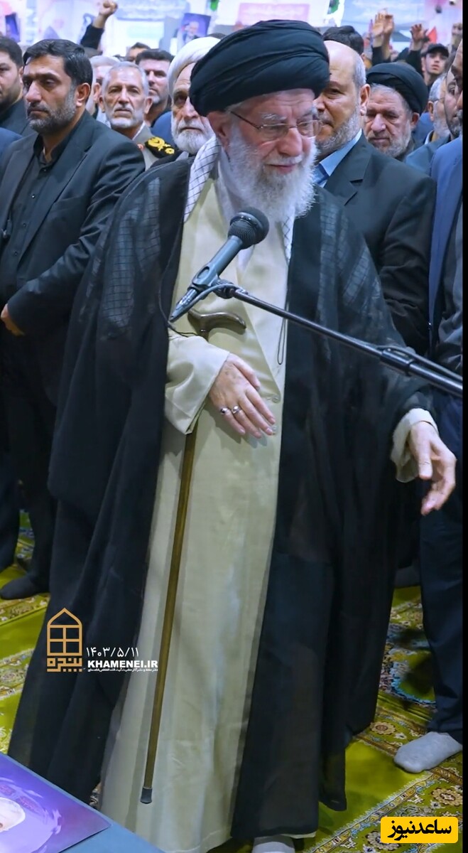 (فیلم) اشاره معنادار رهبر انقلاب به مسعود پزشکیان برای ایستادن در کنارش هنگام اقامه نماز بر پیکر اسماعیل هنیه