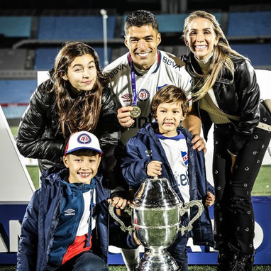 لوییس سوارز در کنار همسر و فرزندانش