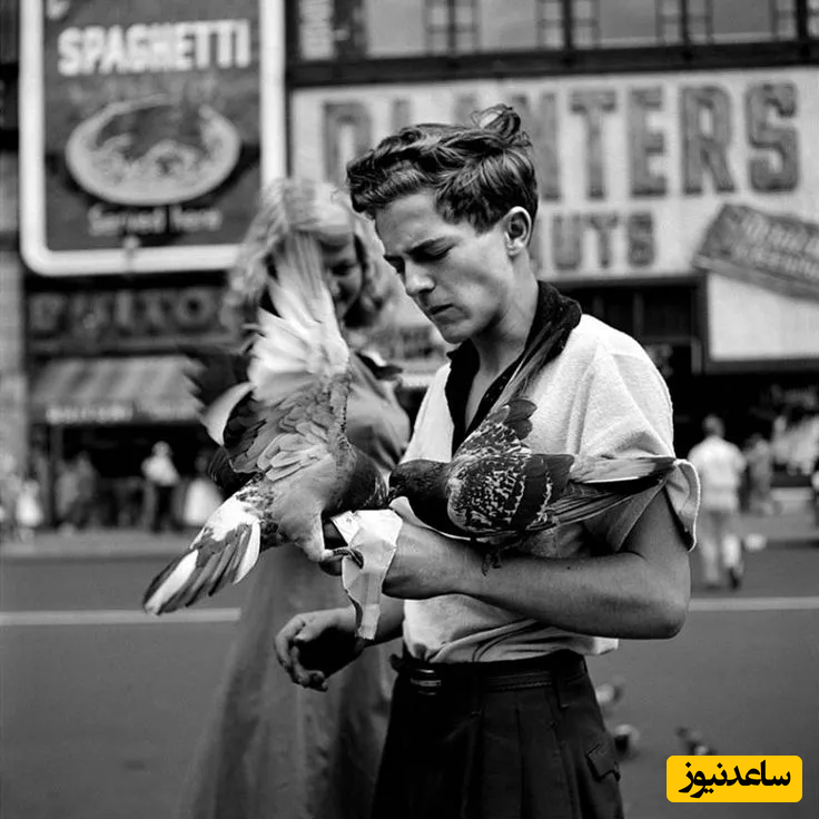 یکی از معروف‌ترین عکس‌های خیابانی تاریخ، پسری را درحال غذا دادن به کبوترها در خیابان‌های شیکاگوی دهه 50 میلادی نشان می‌دهد. این عکس توسط ویوین مایر (Vivian Maier) به وسیله دوربین دو لنز Rolleiflex به ثبت رسیده است و به خوبی می‌توان حال و هوای آن روزهای شهر شیکاگو را در آن حس کرد.