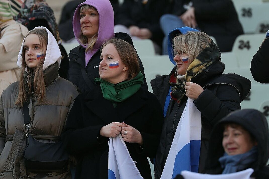 دختران روس در حال تماشای فوتبال در ورزشگاه ایران
