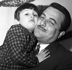 ایرج نوذری در آغوش پدرش