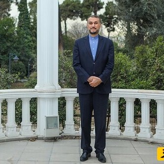 از آرشیو| قدم زدن شهید امیرعبداللهیان در محوطه دانشگاه تهران بدون محافظ و تشریفات؛ واکنش و تعجب دانشجویان دیدنیه